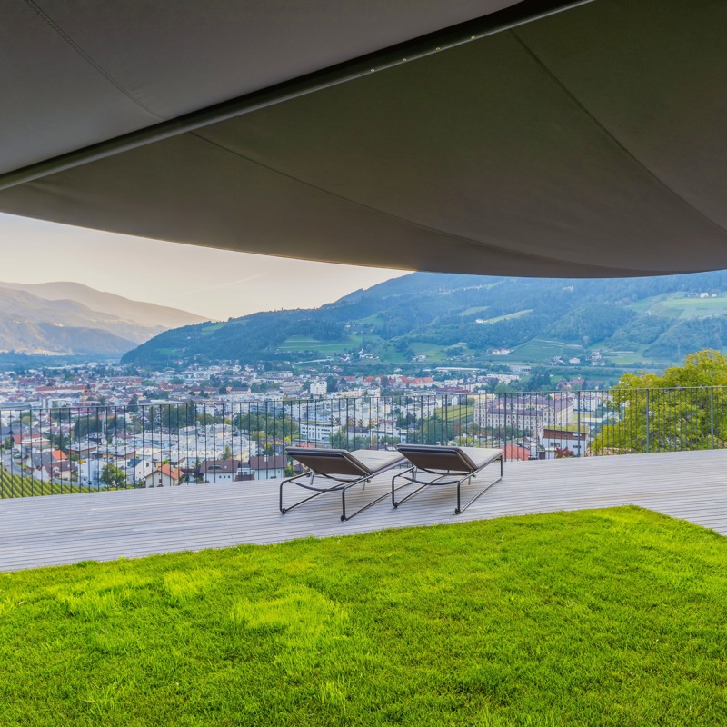 Villa mit Sonnensegel