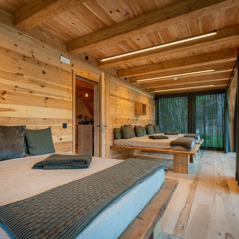 Chalets Valsegg - la piscina nella foresta