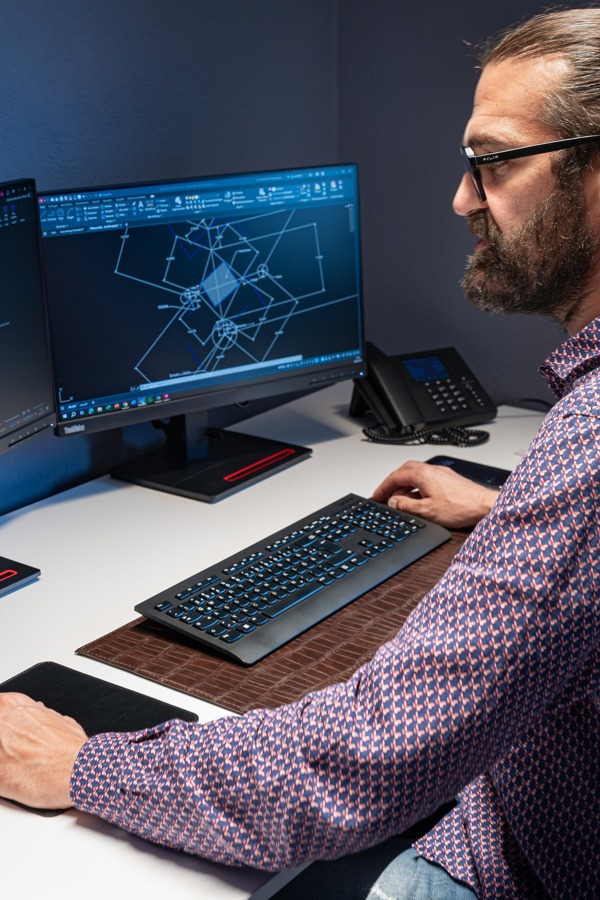 „Con noi, il vostro progetto di costruzione NON si trasformerà in un gioco di nervi.“